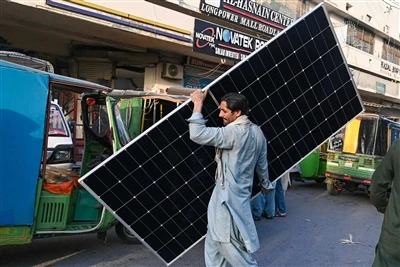 Pakistan nplua fines lub plhaub pob zeb ₨ 111 billion rau Solar vaj huam sib ...